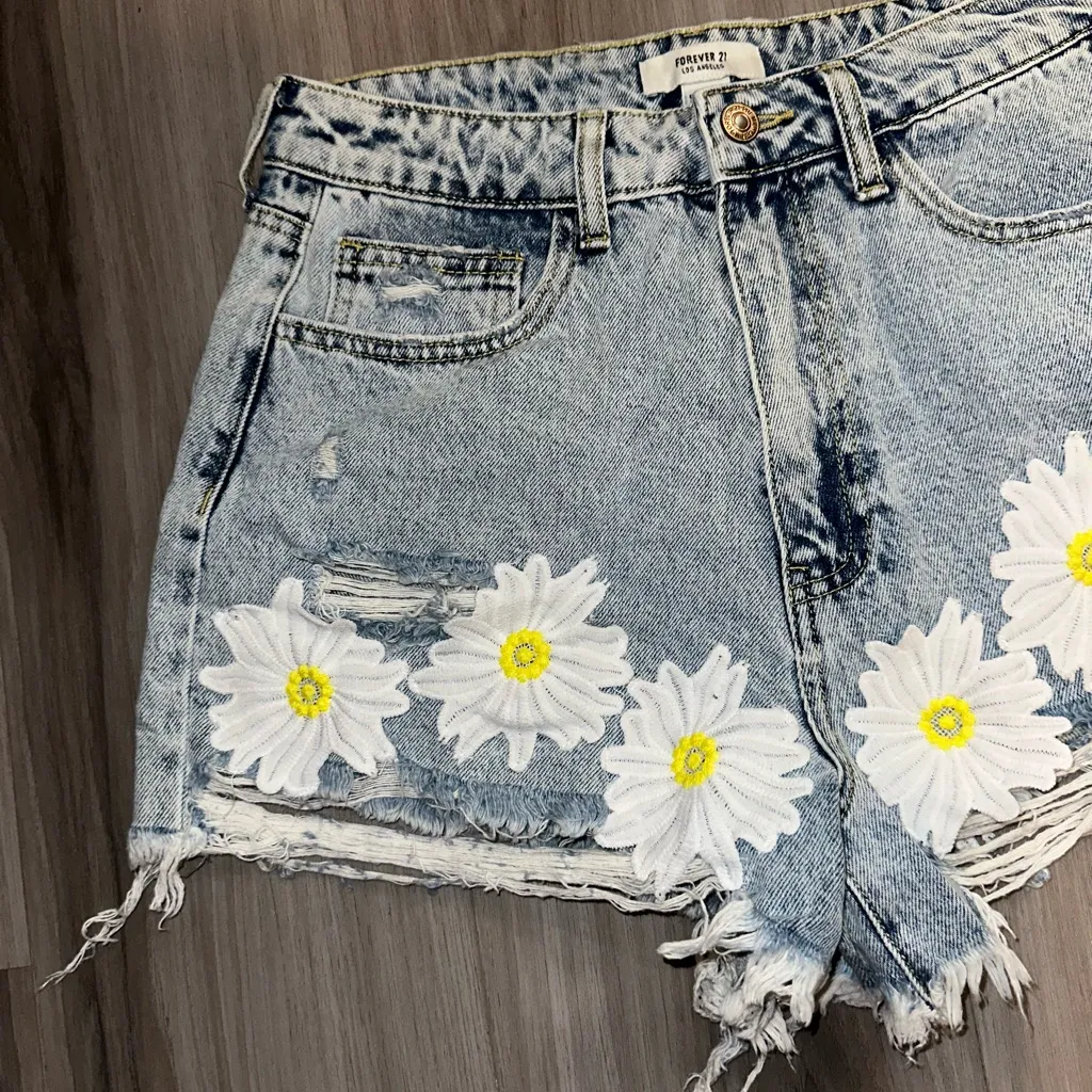 NWT Daisy Embroidered Forever 21 Rare High Rise Distressed Denim Jean Shorts 29 - Image 3