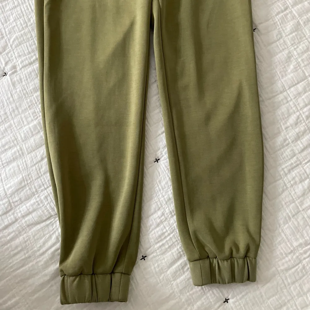 LULULEMON Softstreme Relaxed High-Rise Pant in Bronze Green Size 6 - Image 10