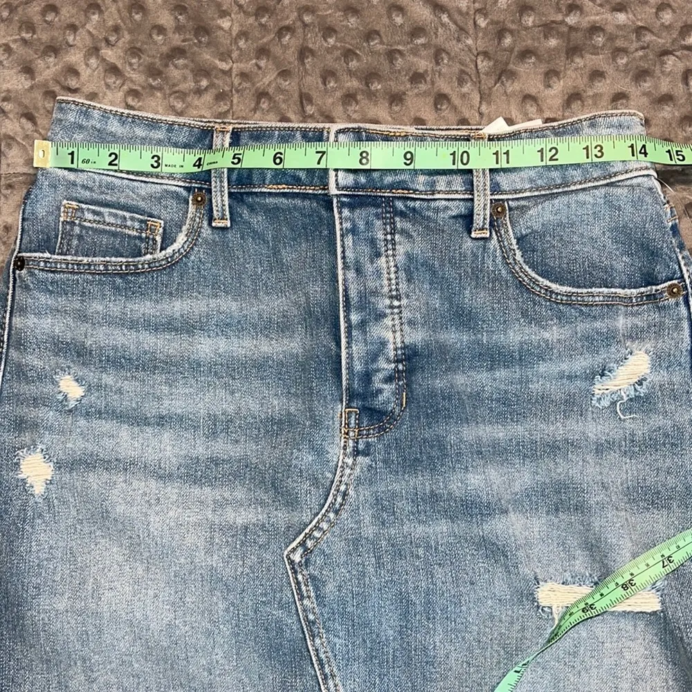 Old Navy size 2 womens denim skirt 4 button front with pockets - Image 3
