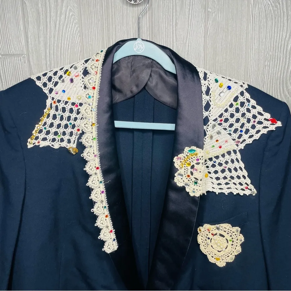 Harry Oliver fine trailer suit jacket blazer crochet Doiley detail & rhinestones Blue Size L - Image 5