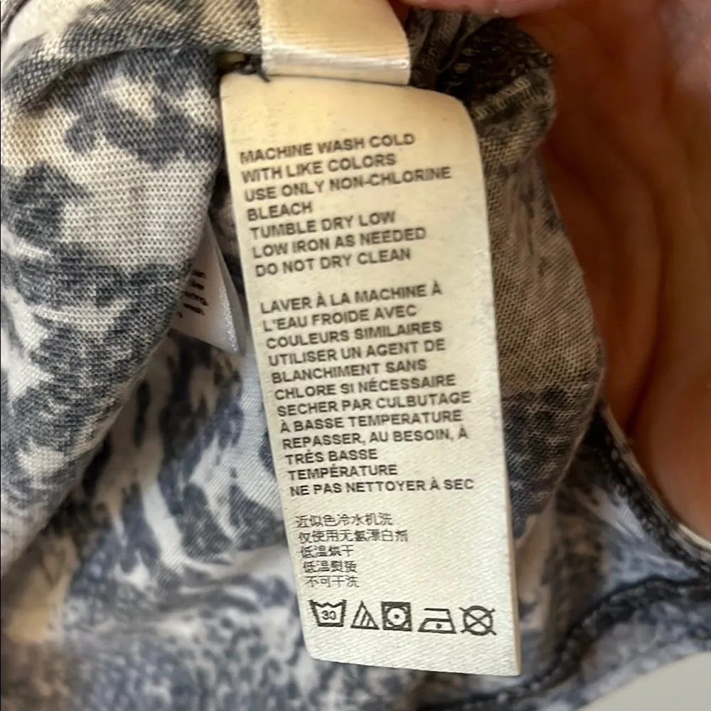 Gray Short Sleeve Tee with Elegant Pattern - Image 6