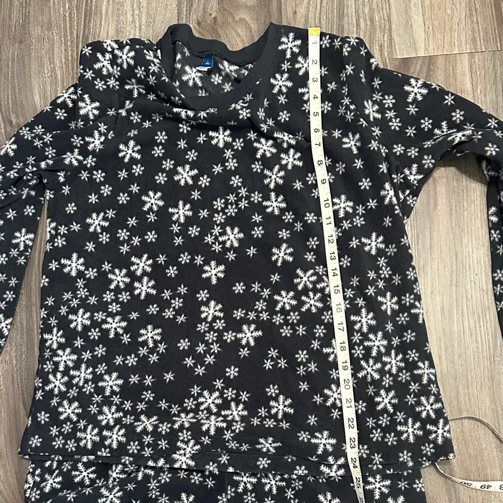 Old Navy Women's Black and White Snowflake Pajama Set - Image 5
