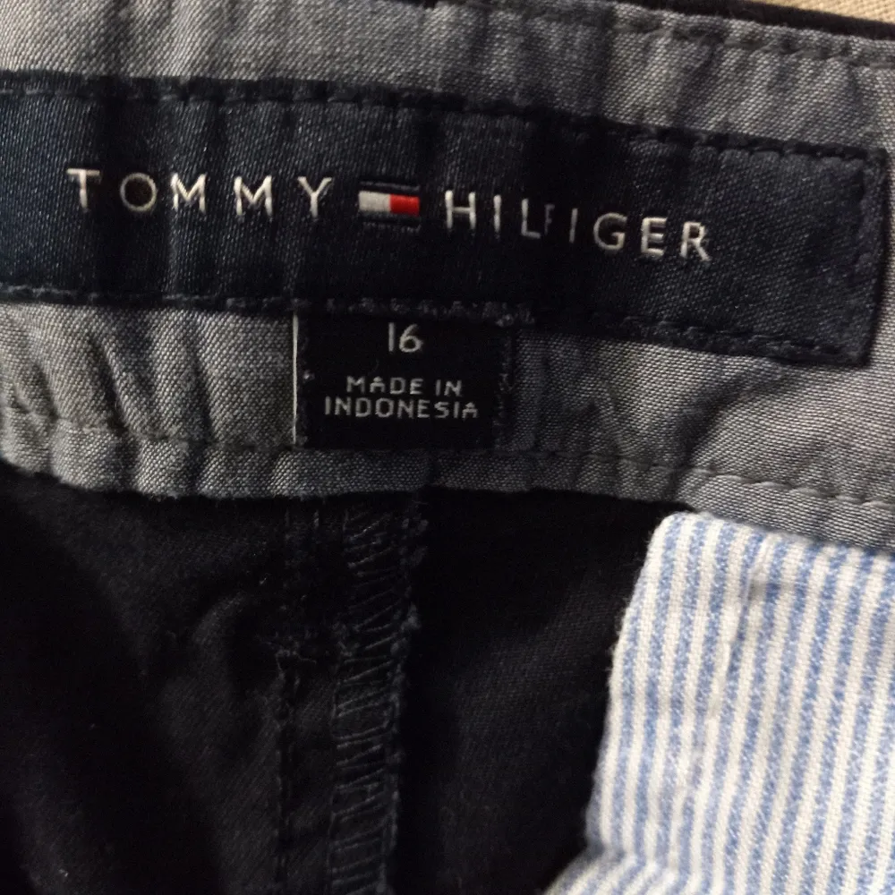 Tommy Hilfiger 16 36 Cotton Red Roses Shorts in Black - Image 2