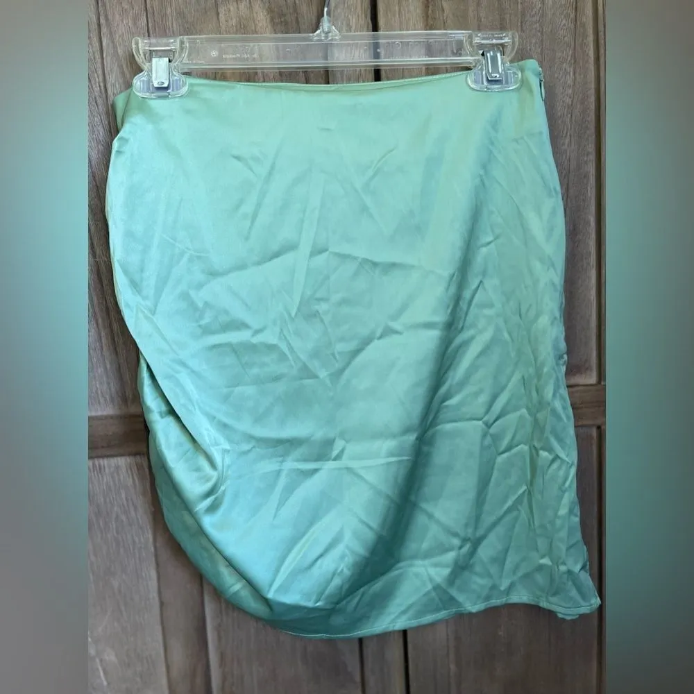 NWT.  Cider Women’s green satin mini skirt. - Image 2