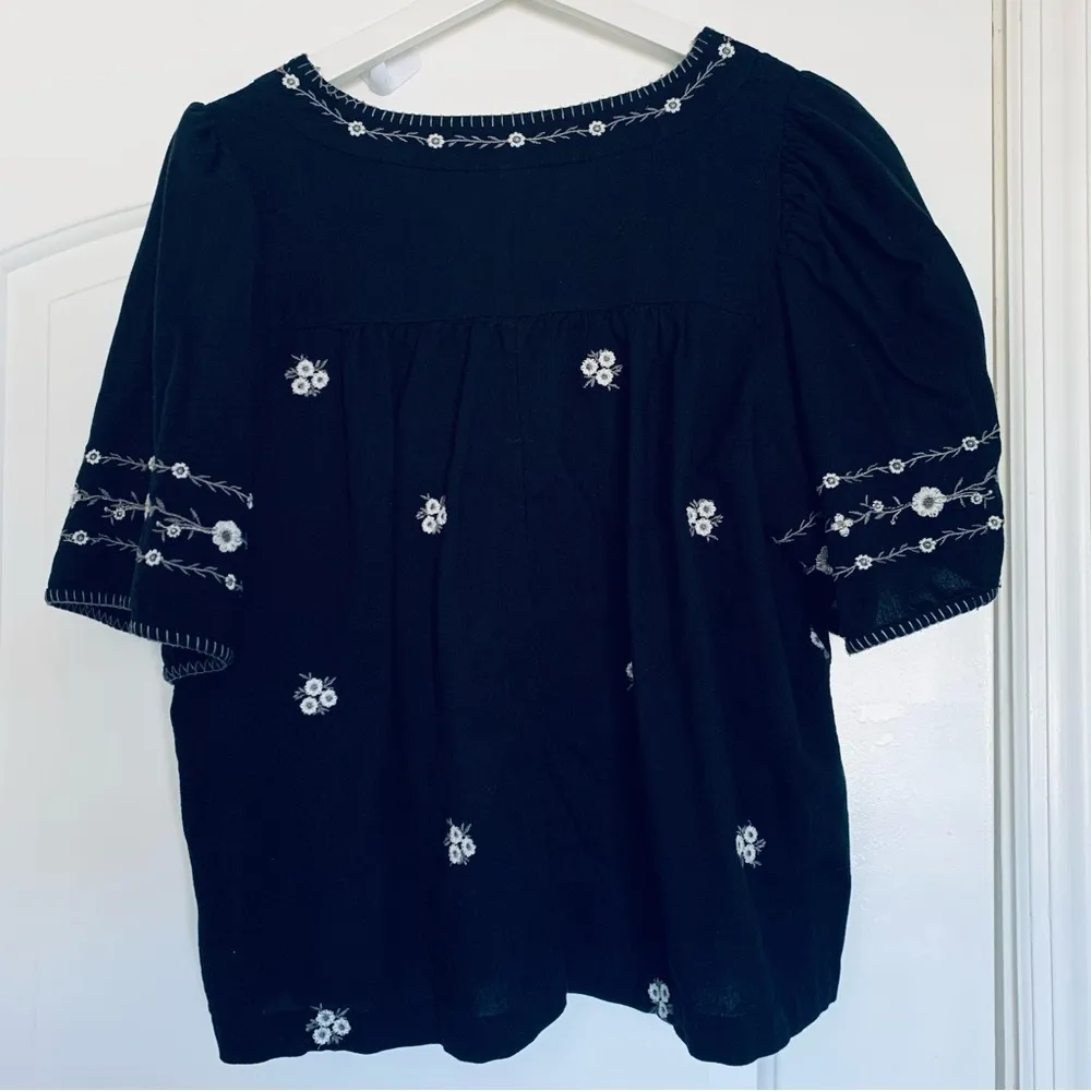 Old Navy Black with Embroidered Flowers Cute Boho Peasant Top | Size: M - Image 4