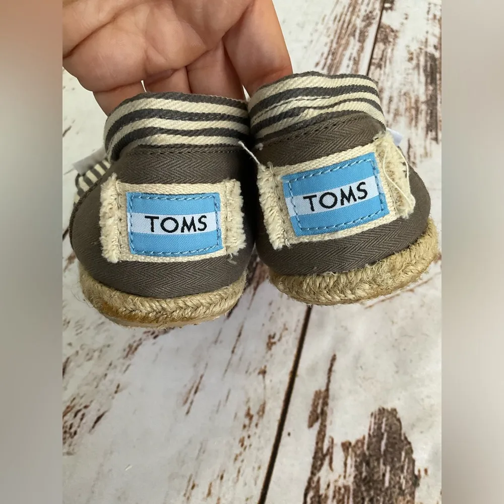 NWOT TOMS DISTRESSED GRAY AND CREAM STRIPPED ESPADRILLE STYLE SLIP ON SHOES - Image 6