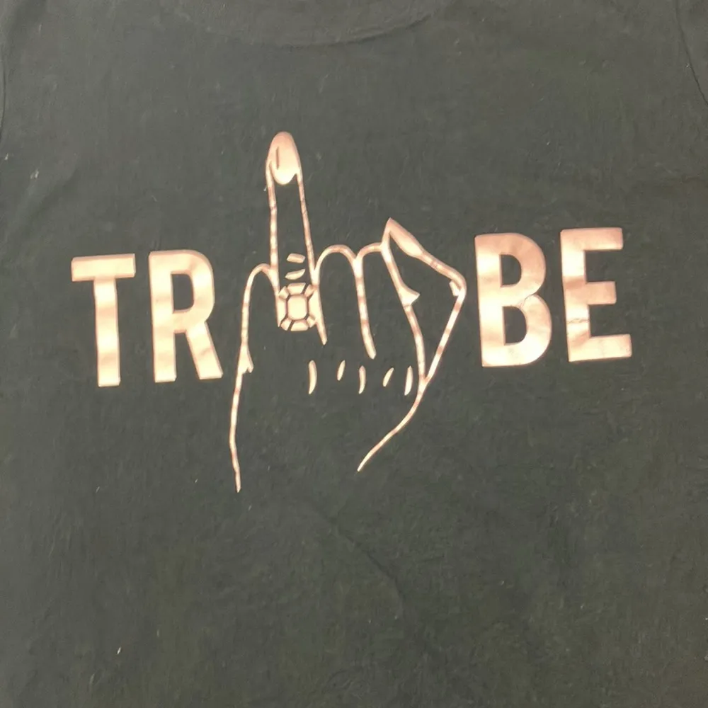 Ideal T black short sleeves Tribe graphic tee shirt woman’s size large - Image 2