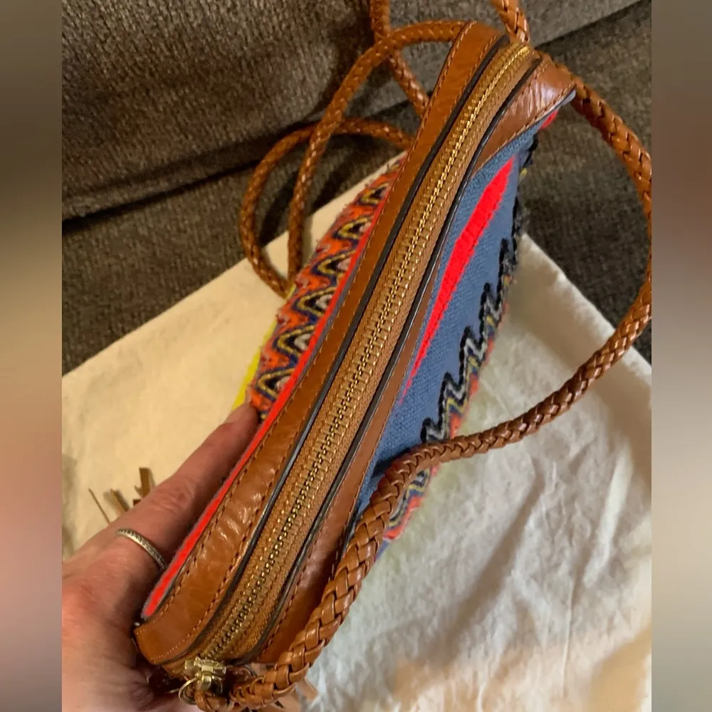 EUC🔥AUTHENTIC TORY BURCH linen/braided leather zip top crossbody with tassels - Image 5