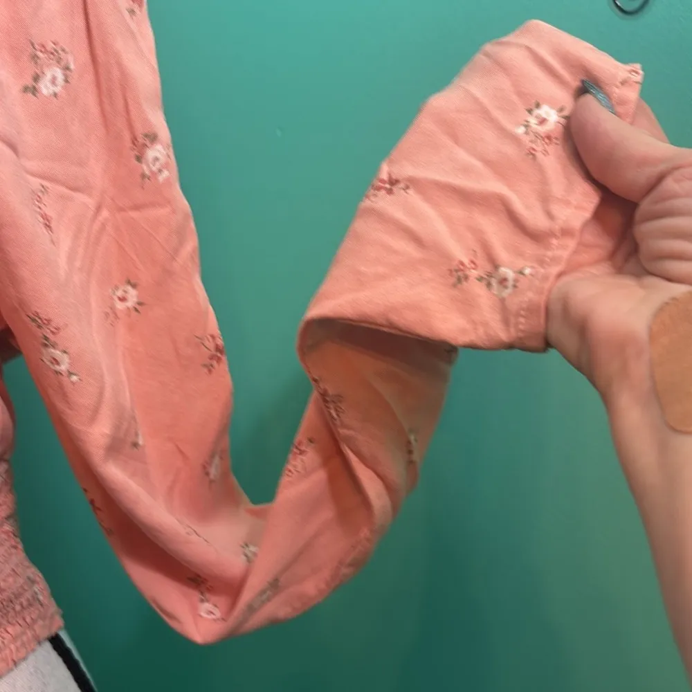 Hollister Floral Print Long Sleeve Cropped Blouse Elastic Waist Size S EUC - Image 4