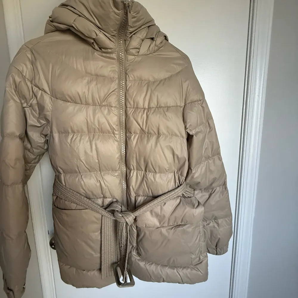 Women’s light brown beige puffer jacket with belt size small Tan - Image 4