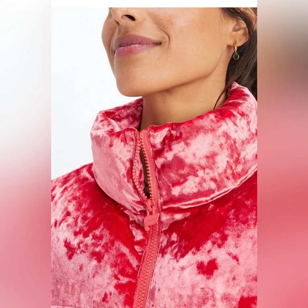 NWT Wander Crushed Velour Cropped Puffer
Jacket in strawberry red - Image 7