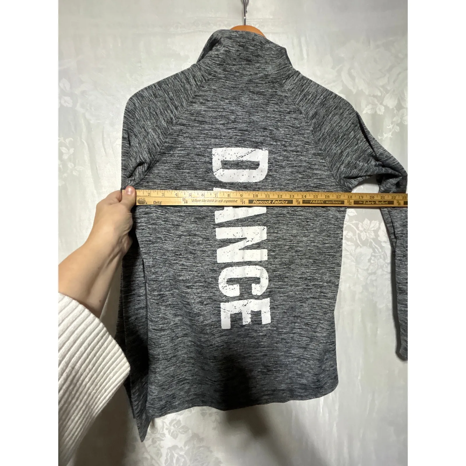 Under Armour 1/4 Zip Small Heather Gray DANCE Spell out Heat Gear Long Sleeve - Image 7