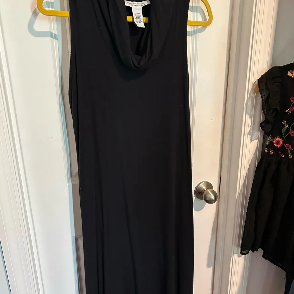 Elegant Black Sleeveless Dress - Image 3