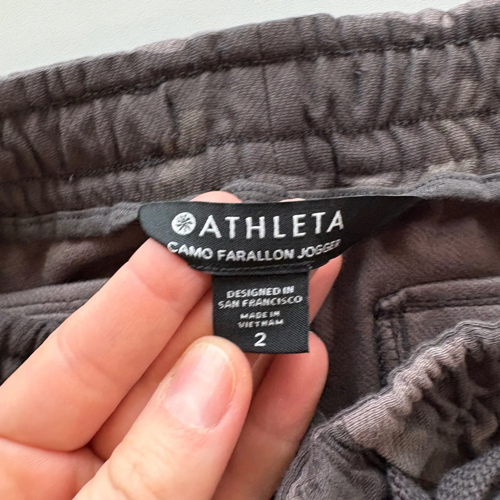 Athleta Farallon Camo Jogger Pants Womens Size 2 Grey Camouflage Drawstring - Image 3