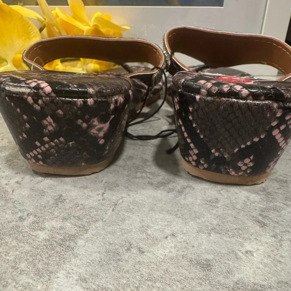 Olivia Miller Womens Thong wedge Sandals Shoes Size 7 snakeskin NEW - Image 6