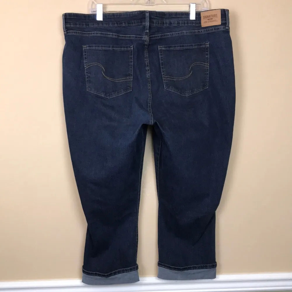 Levi Strauss Signature Gold Women’s Mid-Rise Capri Dark Wash Denim Rolled Hem - Image 7