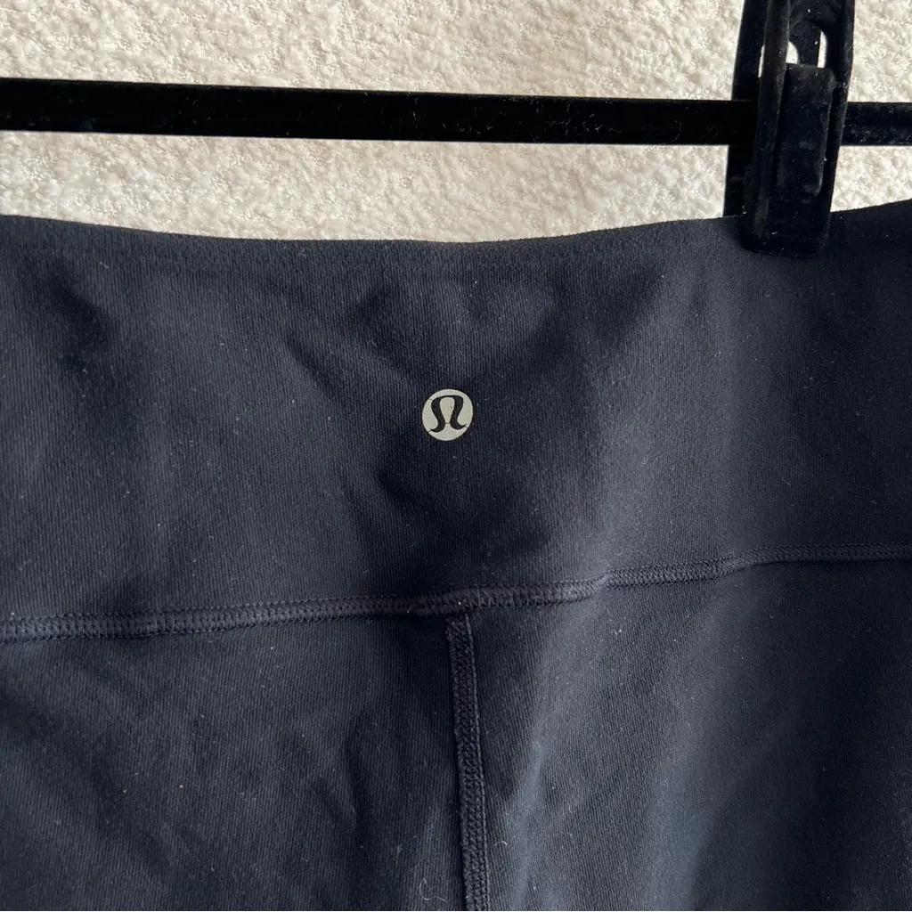 Lululemon Women’s Groove Shorts Black Quilting Reversible‎ Size 6 - Image 13