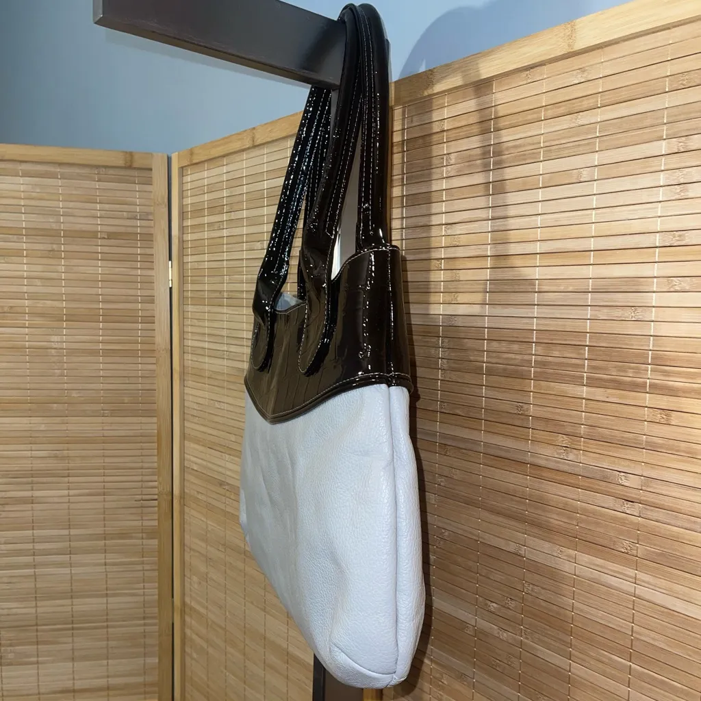 Two tone brown tan patent leather tote handbag with cute flower Y2K vibes - Image 4