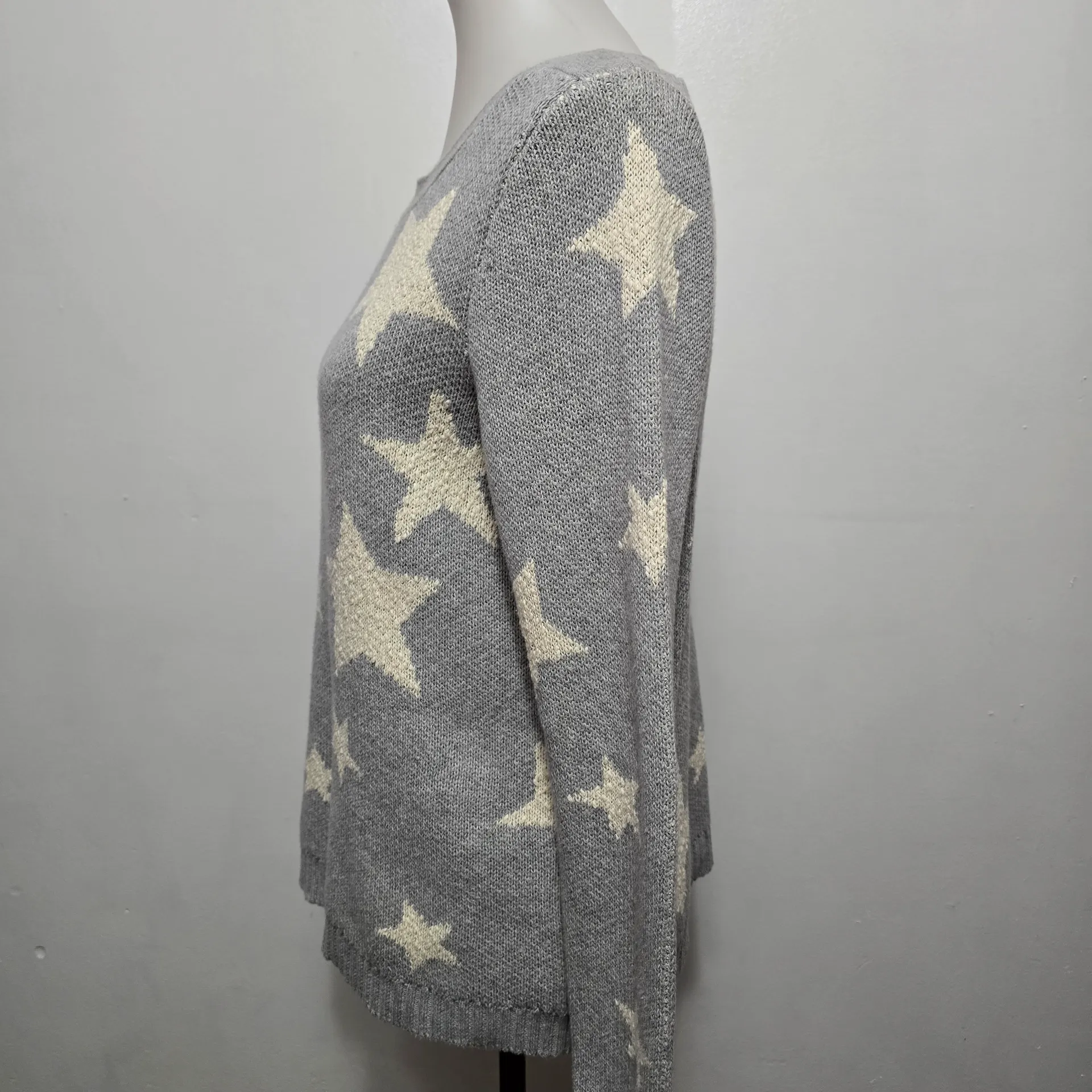 Marled by Reunited Star Pattern Sweater Size Medium Minimalist Neutral Gray - Image 3