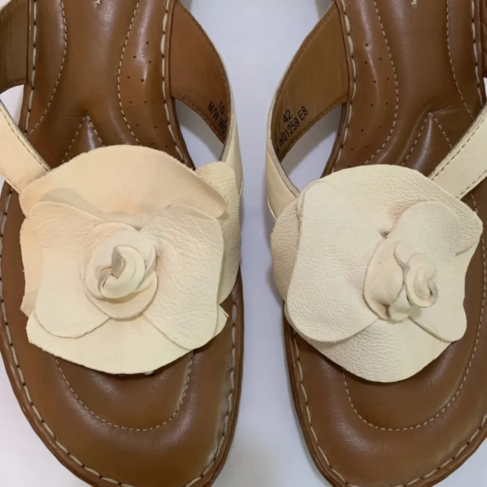 Born Crown Floral Appliqué Off White Ivory Sandals Size 10 Excellent Leather - Image 8