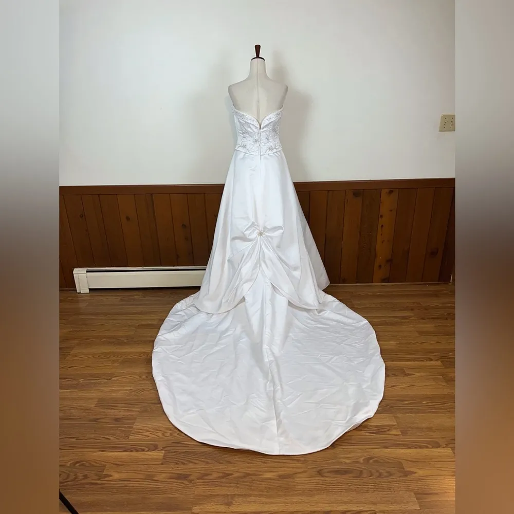Stunning Lila Couture Satin Wedding Gown! Size 10 - Image 7