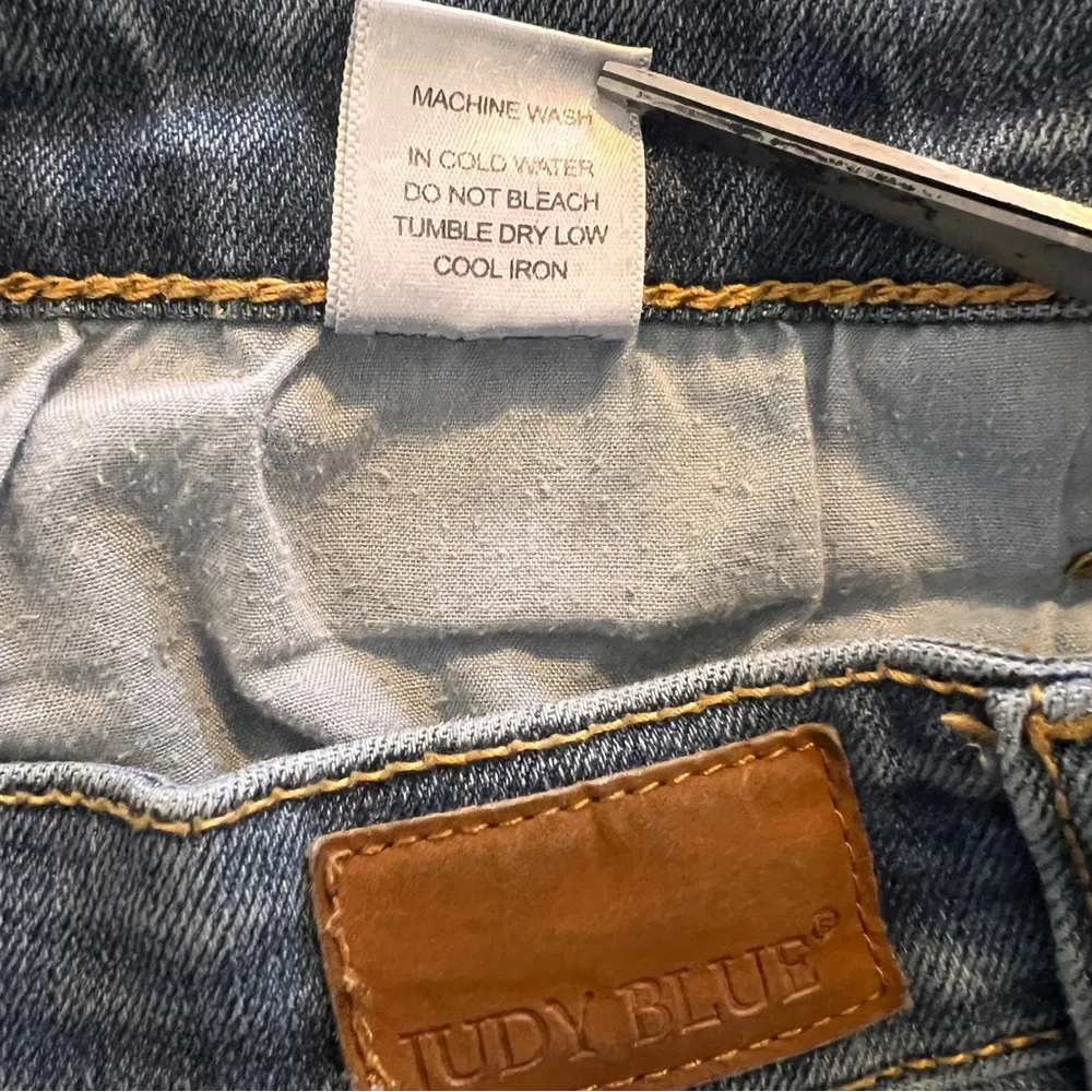 Judy Blue Women’s Relaxed Fit Distressed Denim Size 1/25 - Image 15