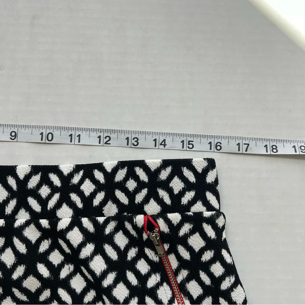 NWOT  geometric print zip pocket detail skirt black white XL stitch fix - Image 10