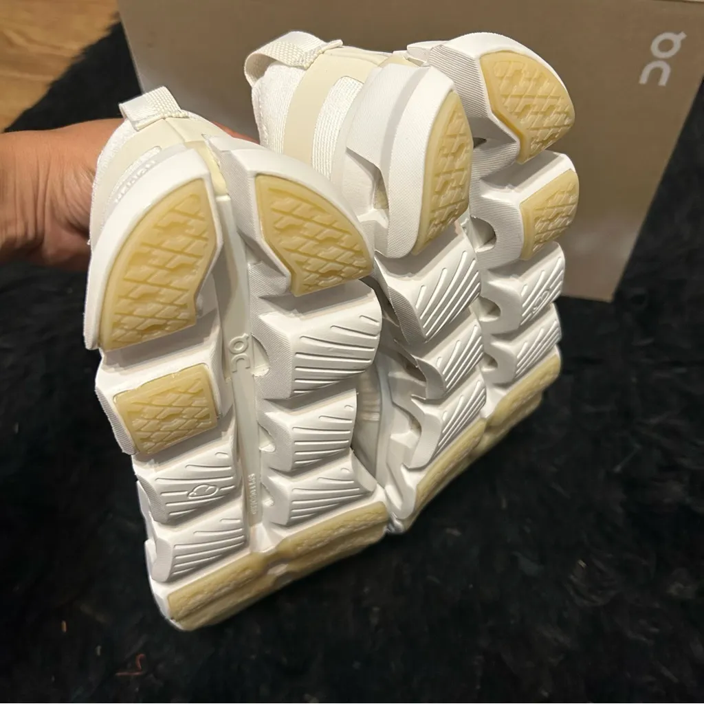 ON CLOUDSWIFT white cream running athletic training lace up shoes new - Image 4