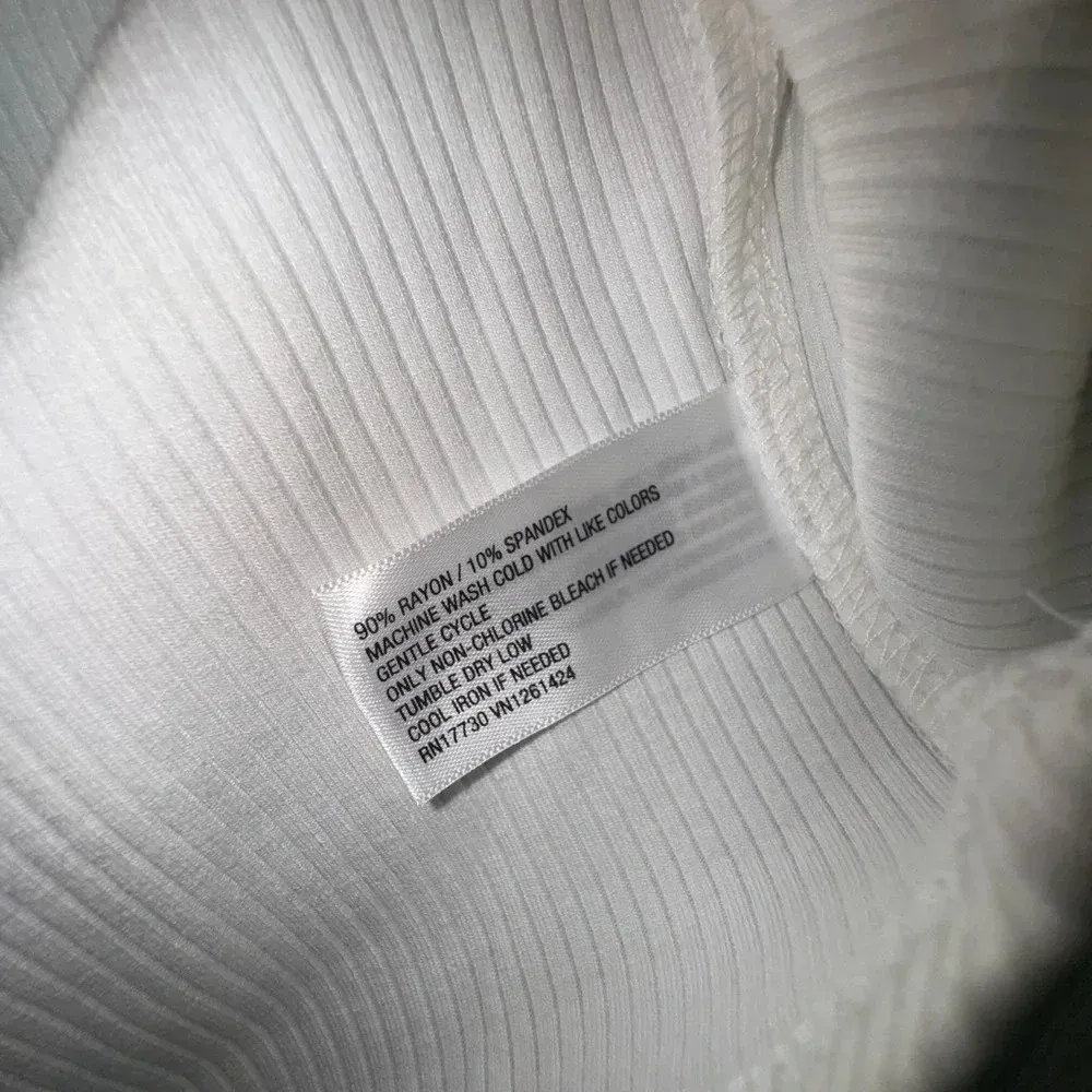 Wild fable White women’s crop‎ top long sleeve heart shaped neck medium NWT - Image 3