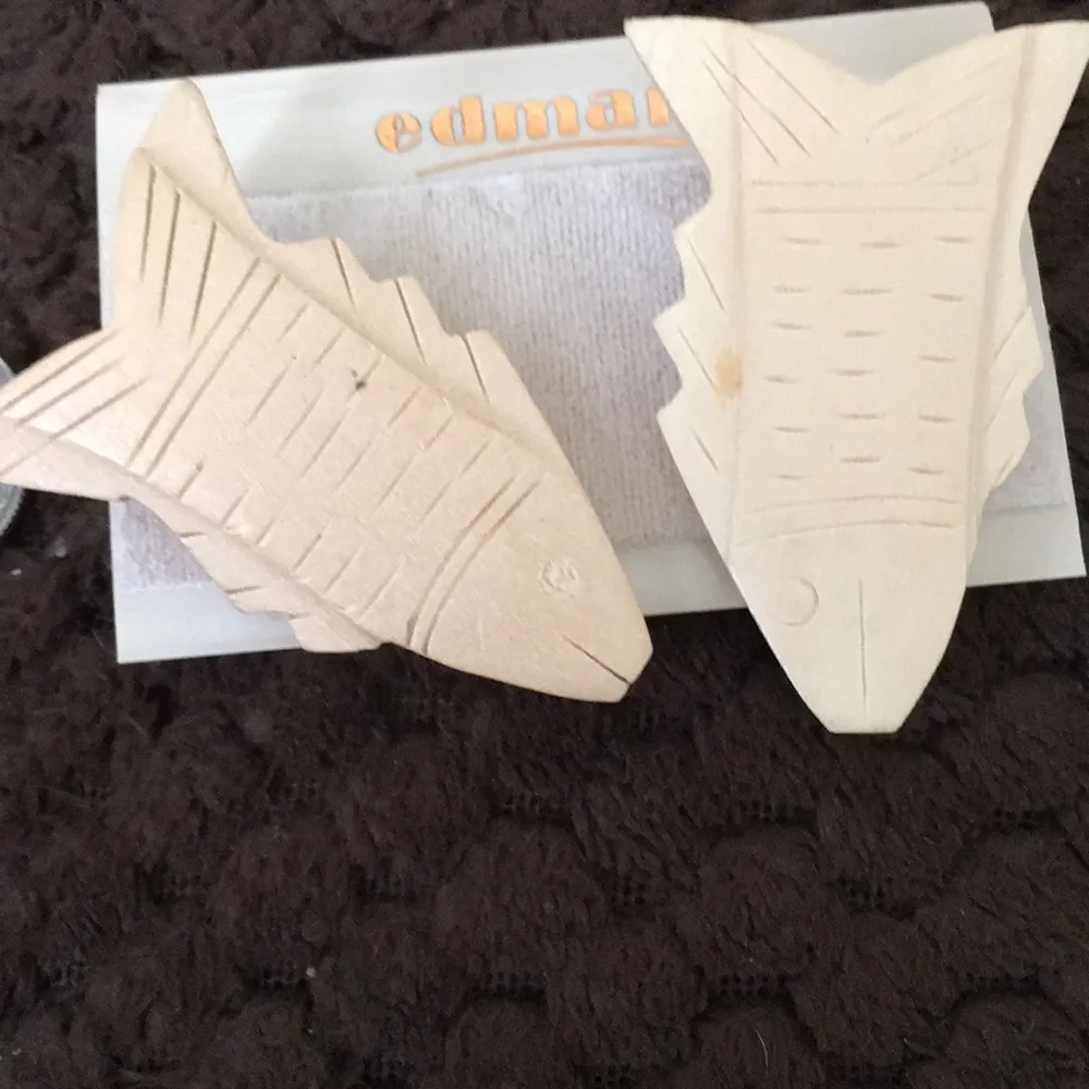 carved wood fish clip on earrings - Image 2