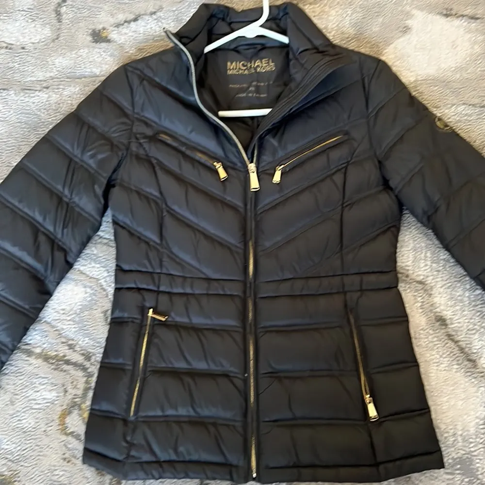 Michael Kors  thin puffer jacket great condition practically new - Image 4