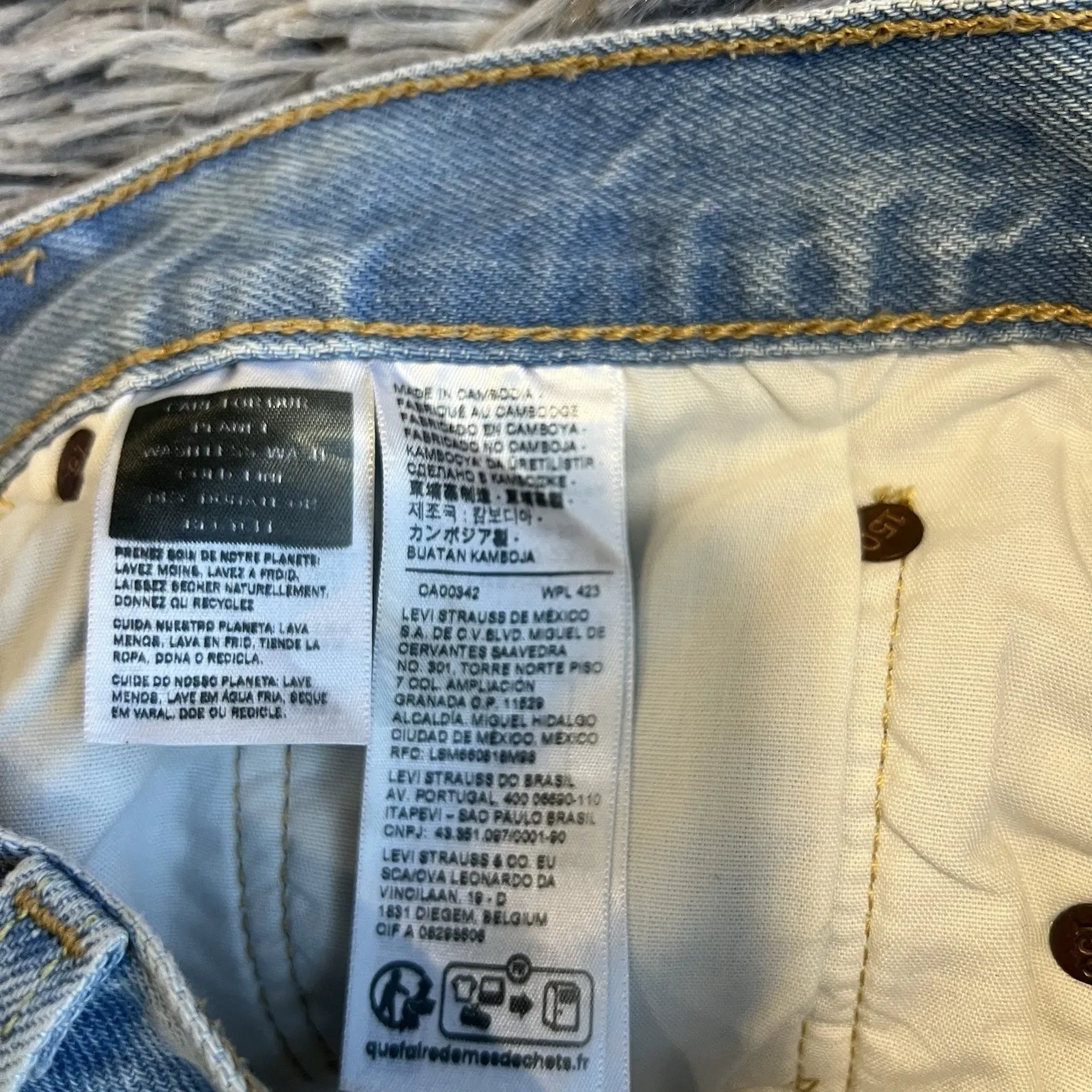 Levi's Women's‎ Hip Rise Harper Geo Laser 501 Denim Shorts  Light Wash Size 31. - Image 5