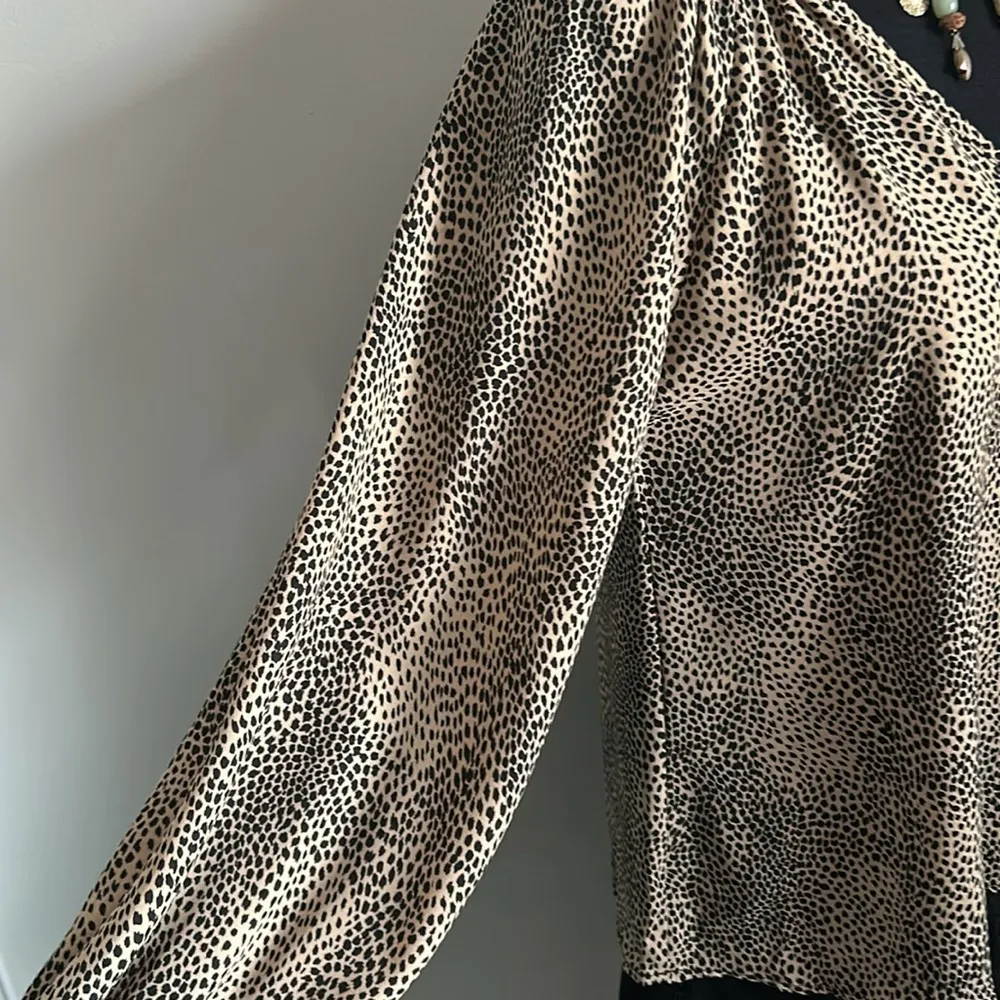 New Evereve’s Allison Joy Long Sleeve V-Neck Animal Print Ruffle Collar Blouse - Image 3