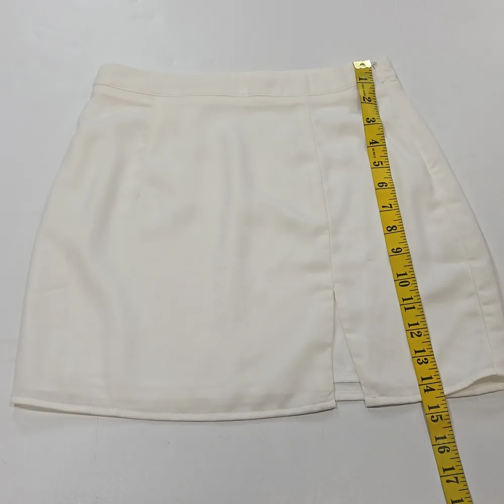 Superdown Kylie Mini Skirt in White - Image 11