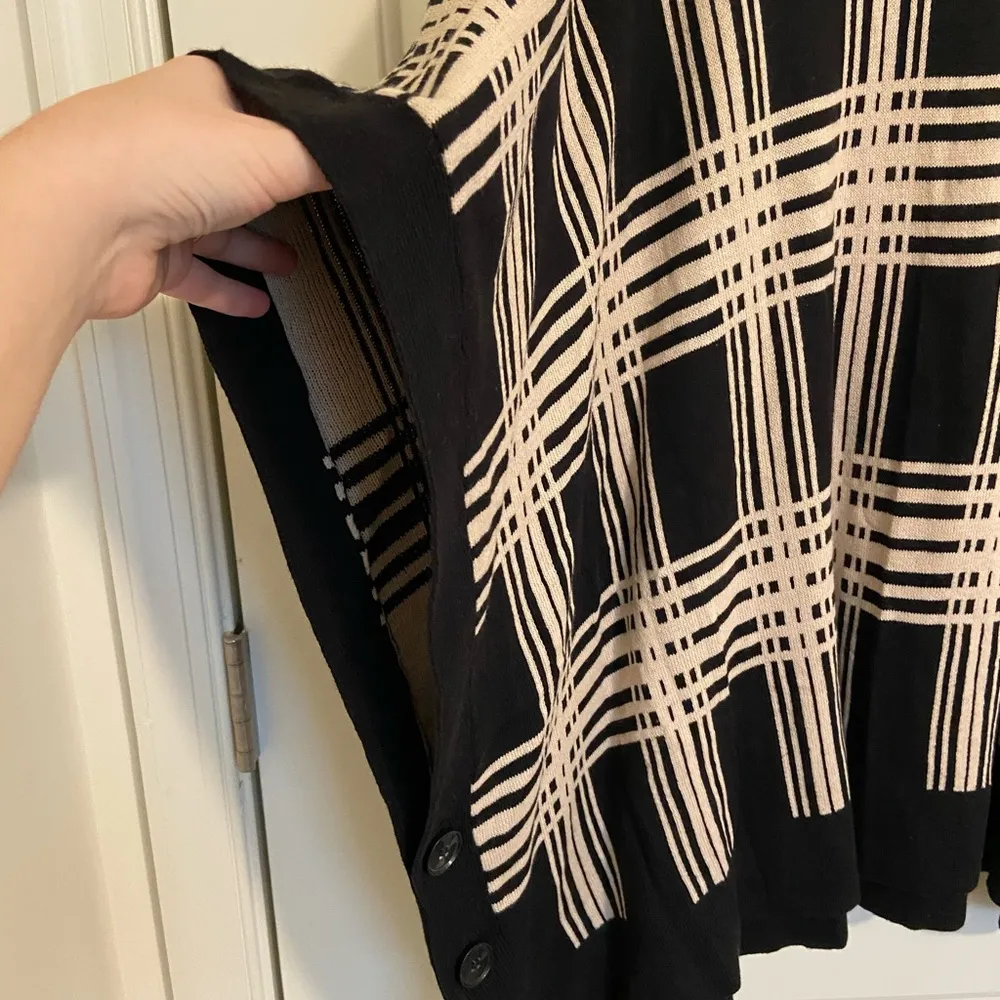 NWOT Dress Barn women’s black tan plaid button soft knit poncho sweater large/XL - Image 3