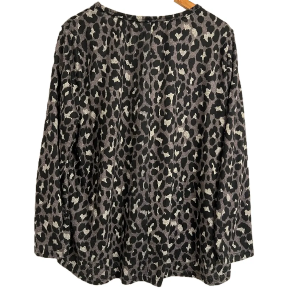 Per Se Women’s 1X Black & Gray Animal Print Long Sleeve Shirt - Image 2