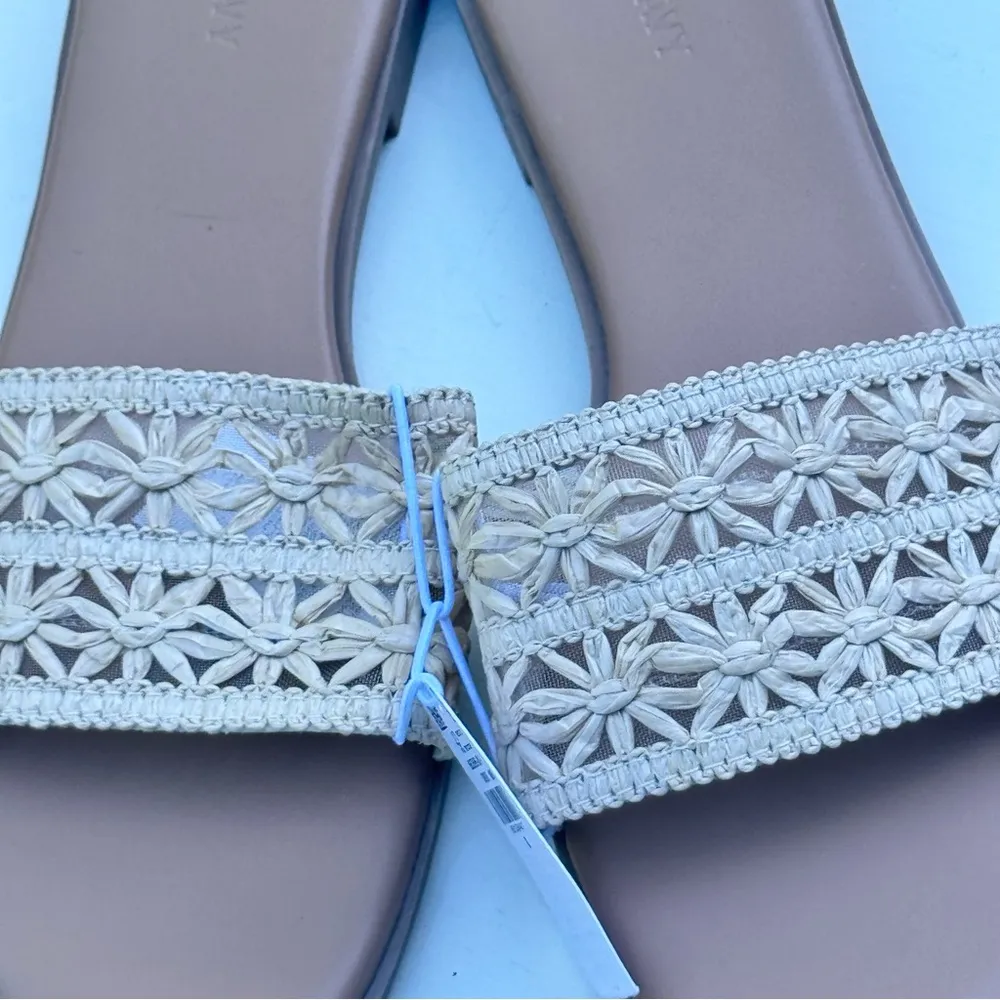Old Navy Women's Crafted Flower Design Totally Natural Slip On Sandals Sz 8 - Image 3
