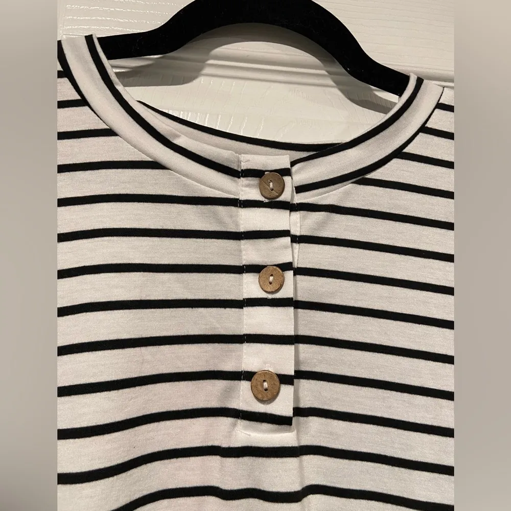 NWT Emery Rose Size 2XL Black White Strip Wooden Button Ruffle Detail Henley Top - Image 4