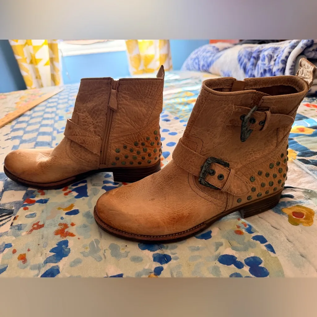 ANTHROPOLOGIE 8 Naya Agatha Weathered Distressed Taupe Studded Ankle Moto Boots - Image 7