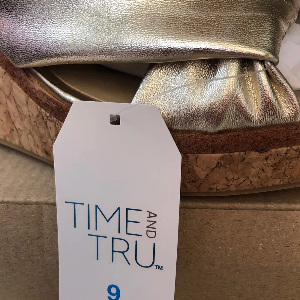 TIME and TRU Womens Comfort Gold Cork Wedge Platform Slip On Sandal Size 9 New - Image 5