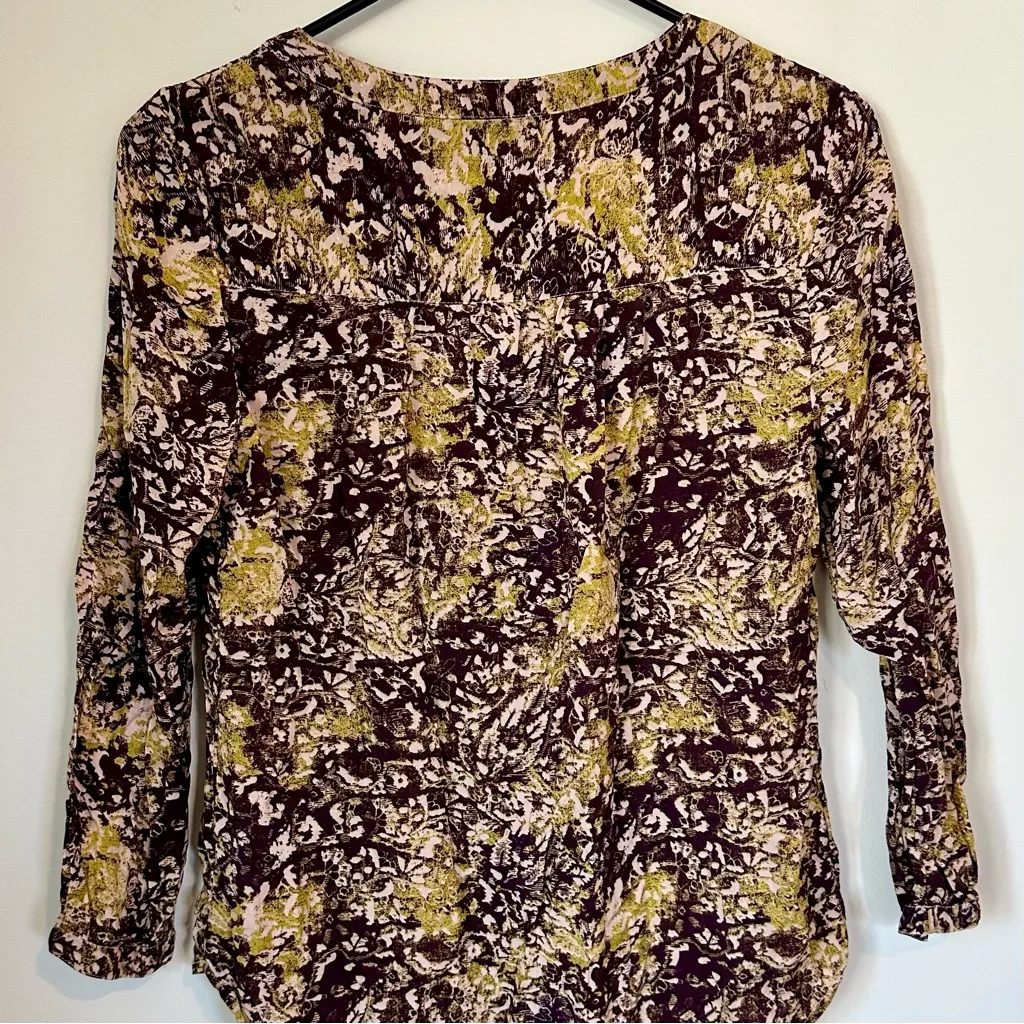 Hinge Lightweight V-Neck Patterned Blouse - Size: XS - Image 5