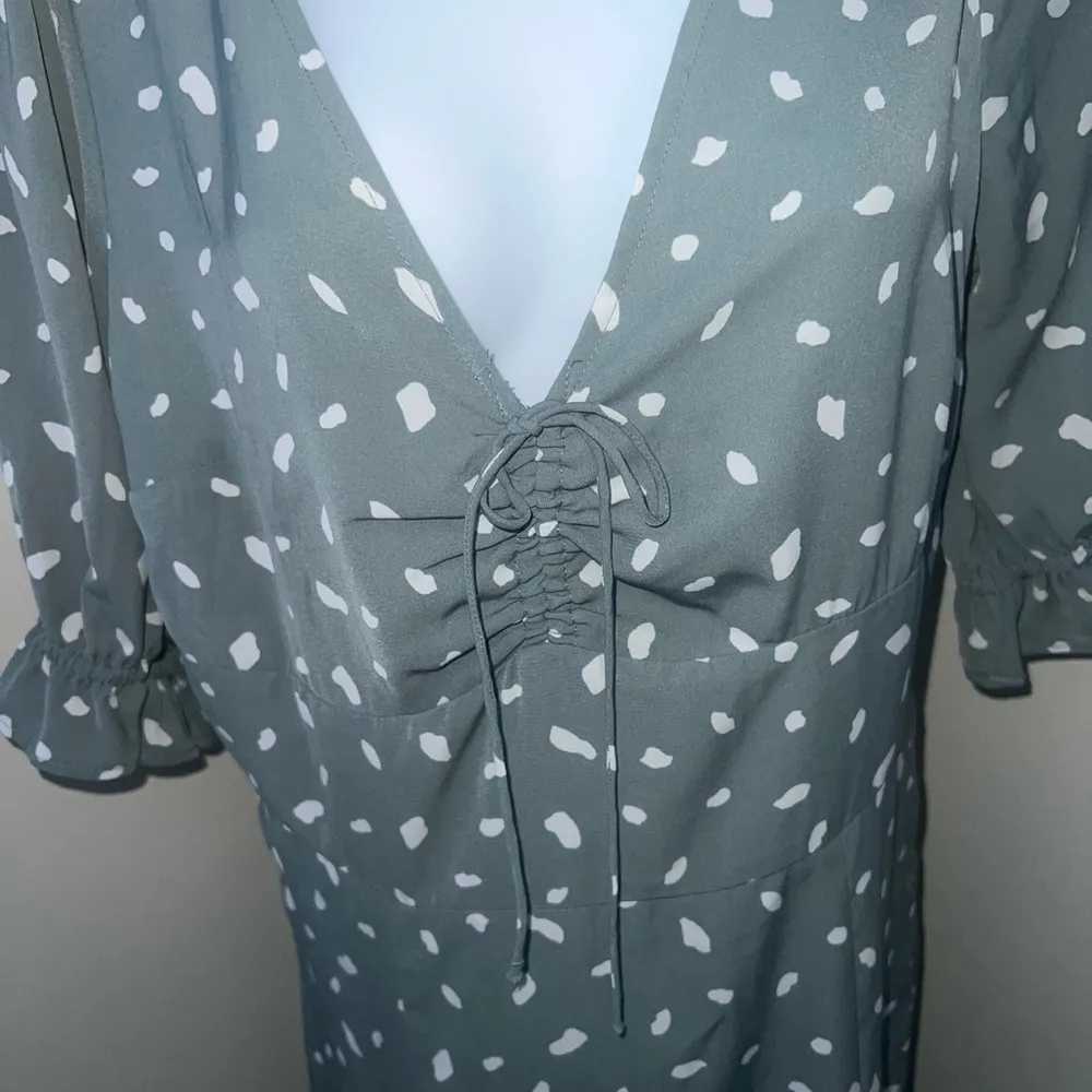 ABERCROMBIE &  FITCH Size Medium MIDI-Length Short Sleeve Dress with Ruching - Image 4