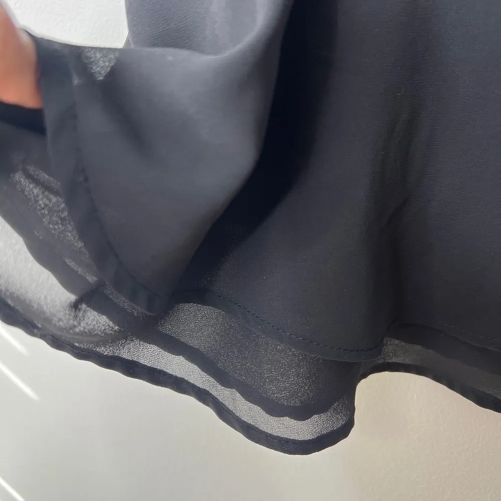 Woman’s Black Chiffon Ruffle Flowy layered crop tank top. Size M. - Image 5