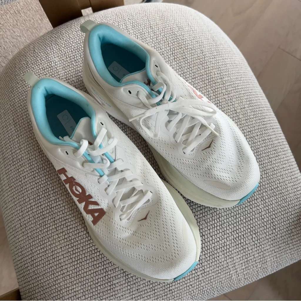 NWOB Hoka Bondi 8 Sneakers in Frost / Rose Gold - Image 4