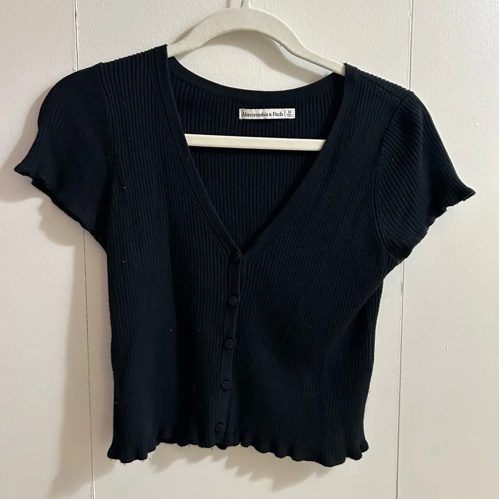 Short Sleeve Ruffle Knit Cardigan in Black - Image 2