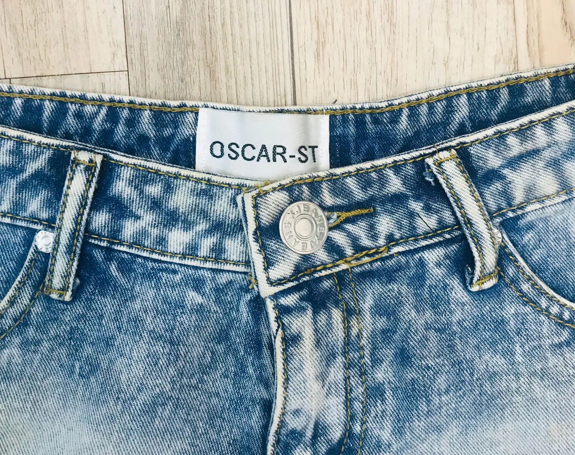 Oscar St boutique denim frayed jean shorts sz small. Blue - Image 4