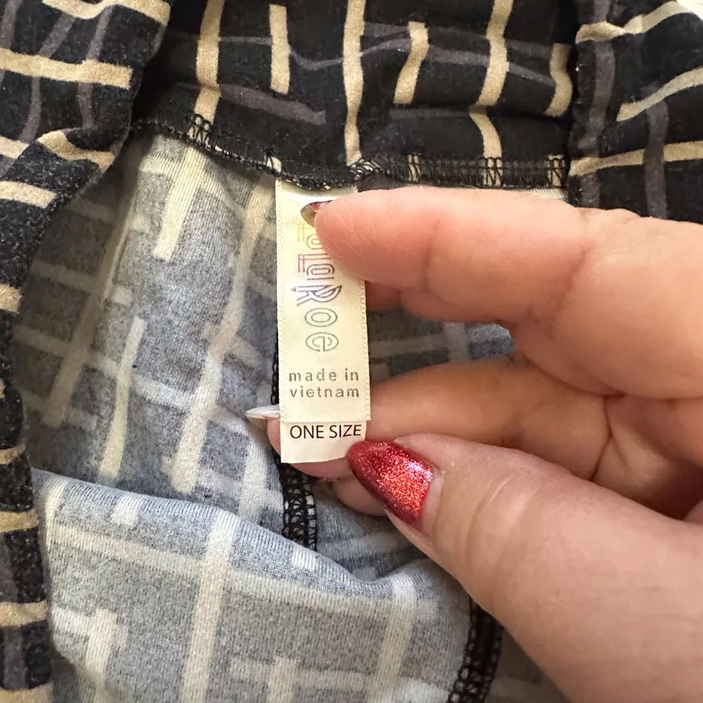 LuLaRoe Black and Gray Geometric Leggings - Image 7