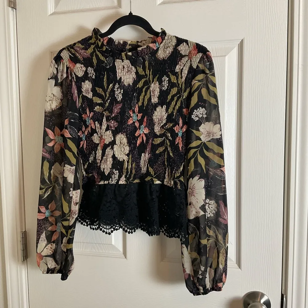 Illa Illa blouse long-sleeved, high-neck top floral Women's Top size medium - Image 3