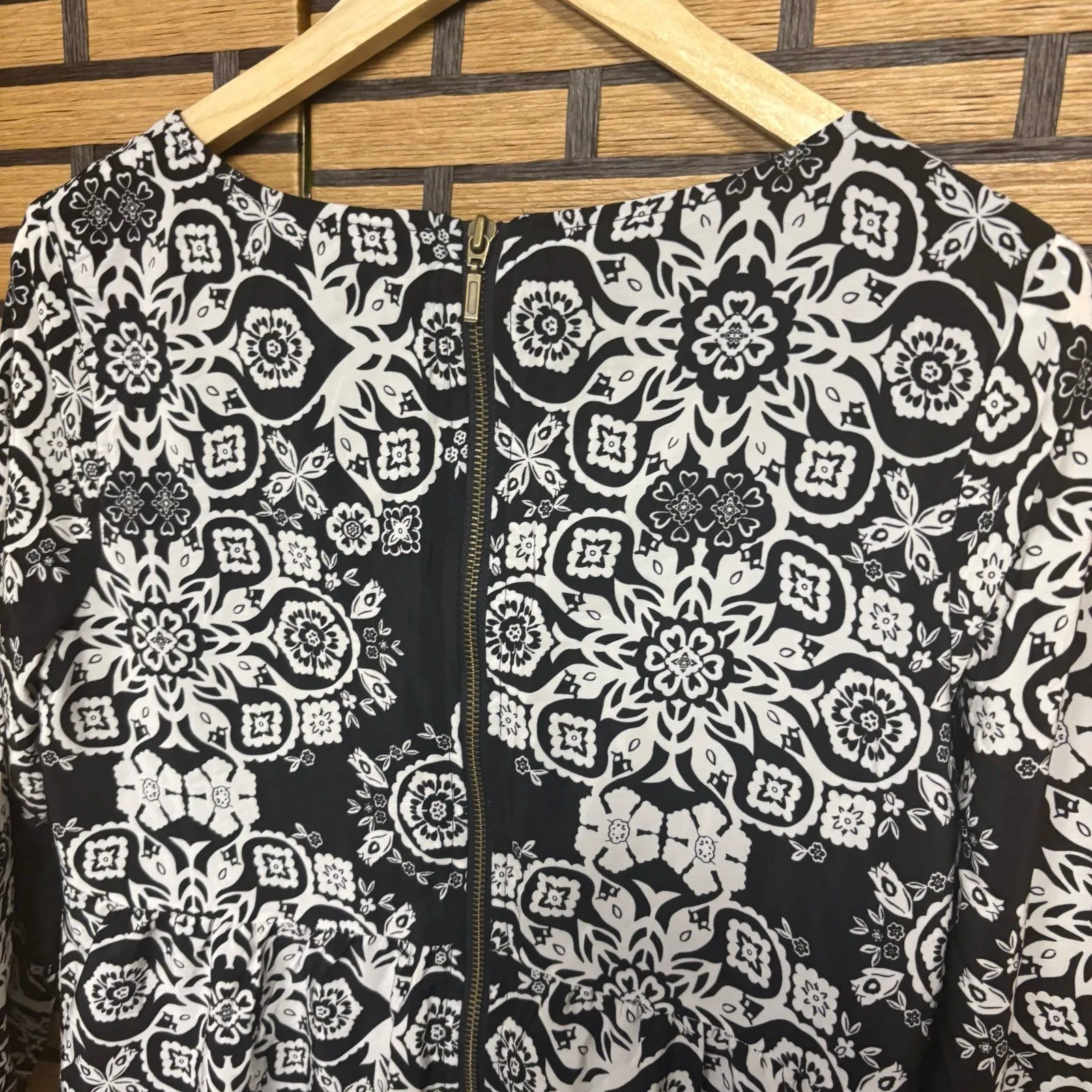 Old Navy Black And White Floral Dress Size‎ Medium - Image 6