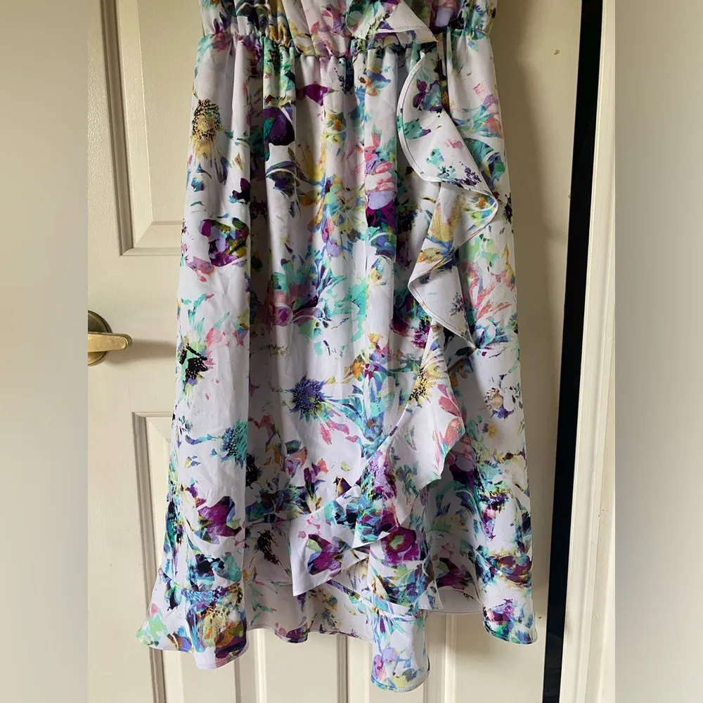 Women's Apt. 9 white floral faux wrap dress. Size medium. In excellent condition - Image 5